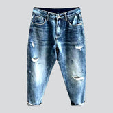 Ausgefranste Herrenjeans im trendigen Stil